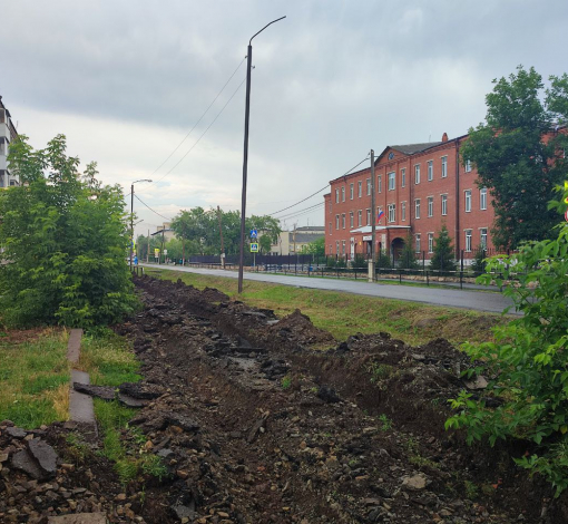 В школу № 8 ученики побегут уже по новому тротуару.